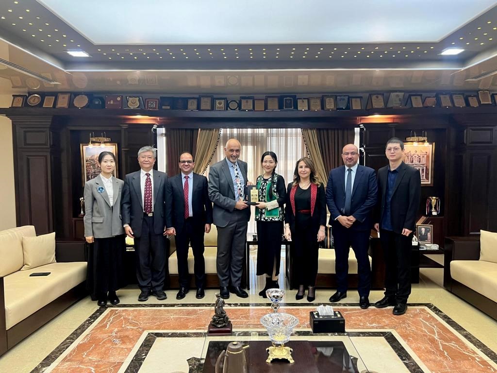 صورة حول : عمان الأهلية تستضيف وفداً صينياً لتعزيز التعاون المهني والثقافي عمان الأهلية تستضيف وفداً صينياً لتعزيز التعاون المهني والثقافي
