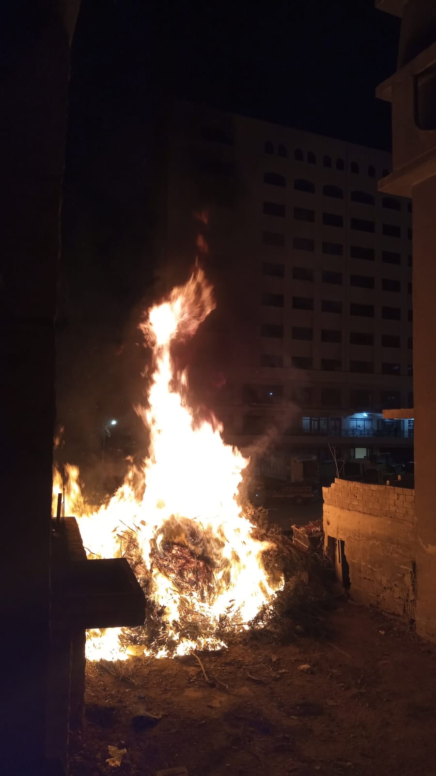 حريق في ساحة الامانة ب العبدلي والدفاع المدني يحول دون تمدده