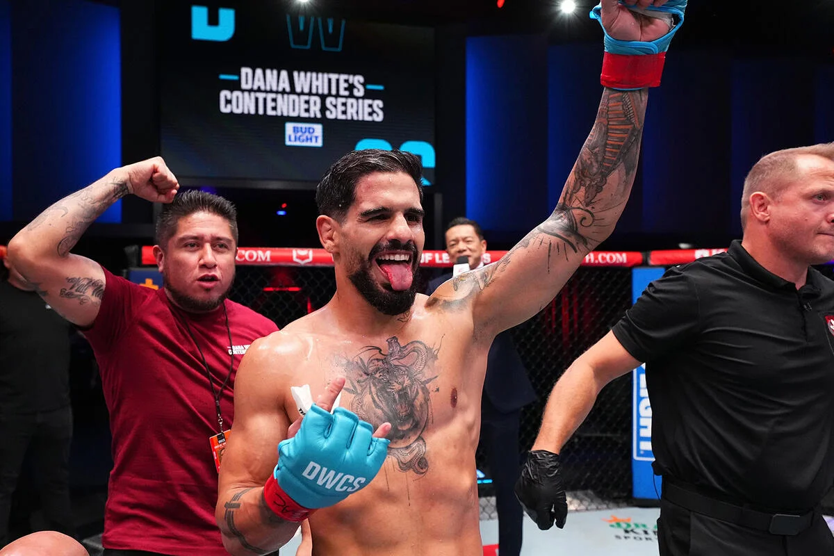 خمس مجموعات من المقاتلين إلى القفص متطلعين إلى إثارة إعجاب الرئيس التنفيذي لـ UFC