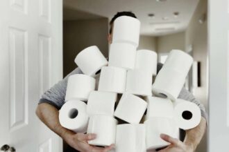 بسبب إضراب عمال الموانئ ..الامريكان يشترون ورق التواليت خوفاً من حدوث مشاكل !