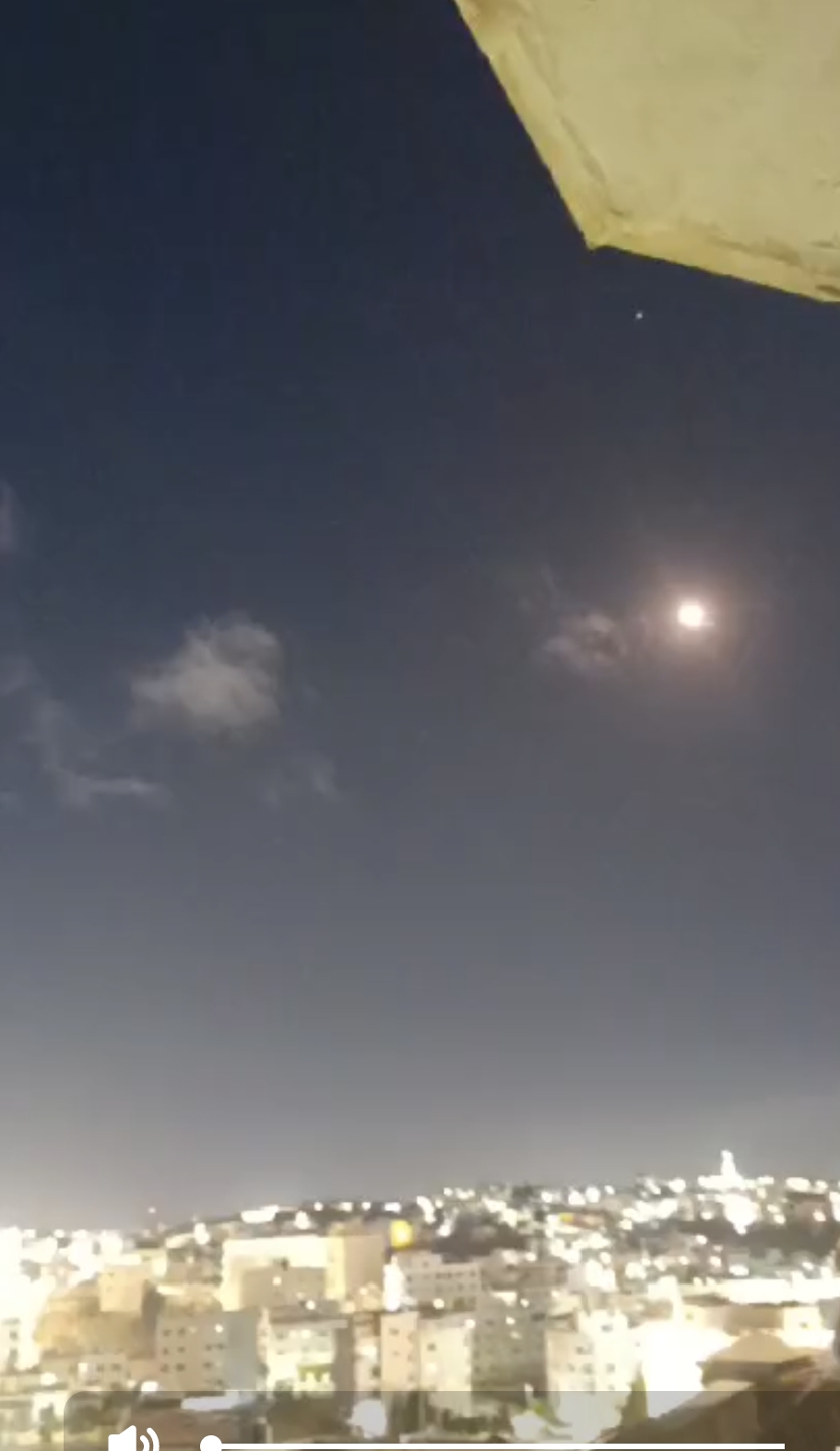 صورة حول : عاجل ... بالفيديو صواريخ باتجاه إسرائيل عبر الأردن عاجل ... بالفيديو صواريخ باتجاه إسرائيل عبر الأردن