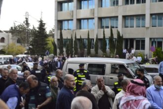 متقاعدوا الفوسفات يسألون الفناطسة كيف انهم يزجون اسم جلالة الملك في اخبار مغلوطة