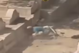 حدث غريب ..رجلان مصريان يقومان بأنتشال بعض الرفات من المقبرة (فيديو)