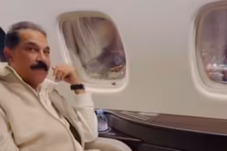 عبدالله الرويشد يصل إلى الكويت على كرسي متحرك