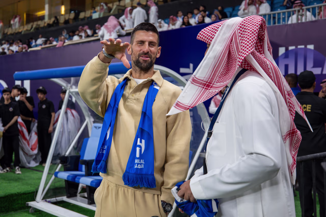 دجوكوفيتش يرتدي وشاح الهلال ويثير تفاعل واسع على منصات التواصل الاجتماعي