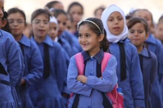 اوقات دوام جديدة للمدارس اعتباراً من يوم الأحد.. تعرف على المواعيد