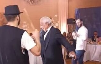 أيمن زيدان يتصدر الترند بسبب رقصة لافتة(فيديو)