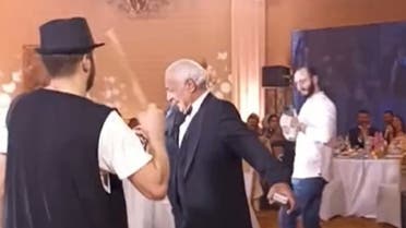 أيمن زيدان يتصدر الترند بسبب رقصة لافتة(فيديو)
