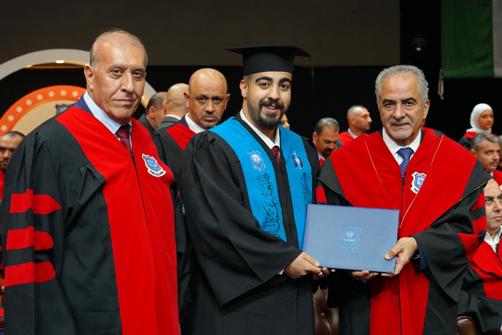 بالصور .. أ.د. حمدان يرعى حفل عمان الاهلية بتخريج طلبتها للفصل الصيفي