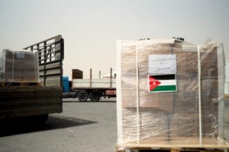 60 شاحنة أردنية تحمل مواد إغاثية تعبر إلى غزة خلال أسبوع
