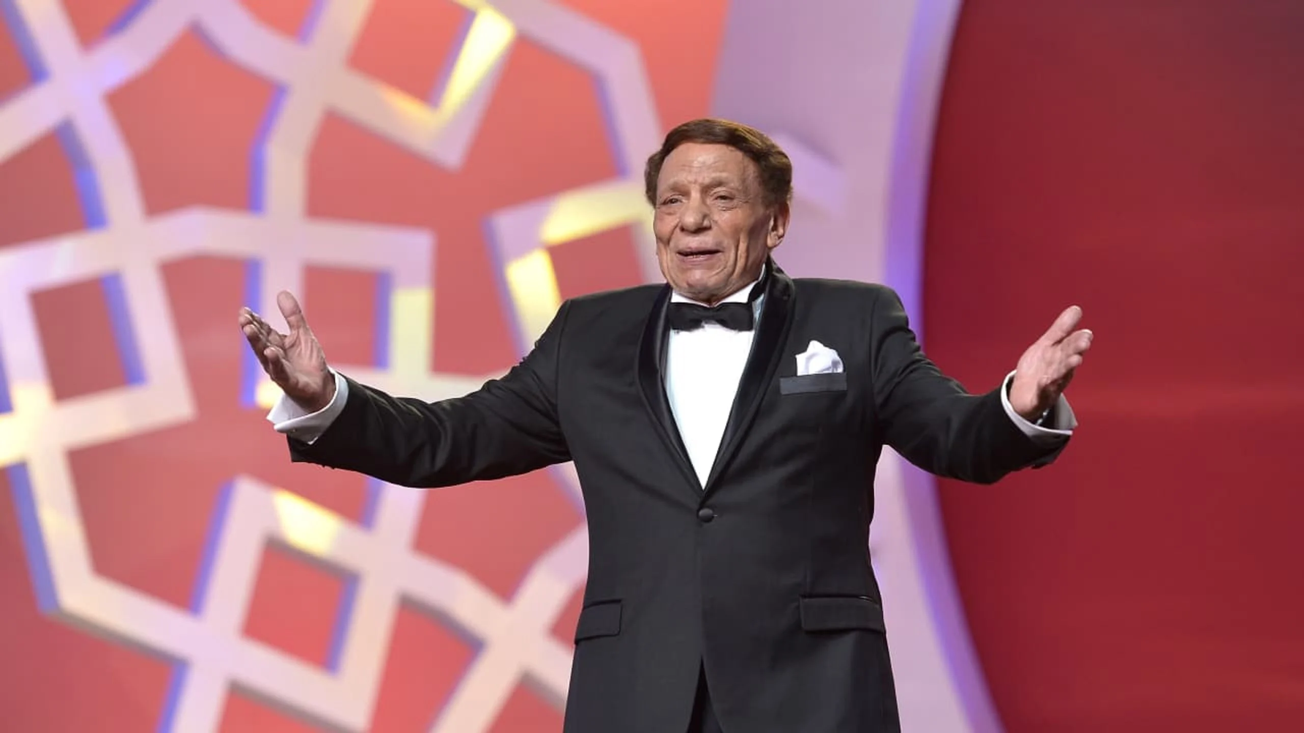عادل امام هل يعتزل الفن نهائياً أم أن قرار الاعتزال مستبعد ؟