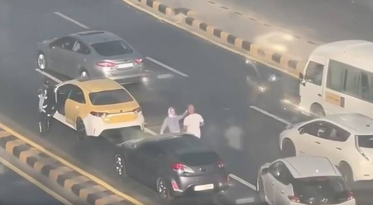 مشادة لحظية بين فتاة و سائق تكسي في عمّان دون تقديم شكوى
