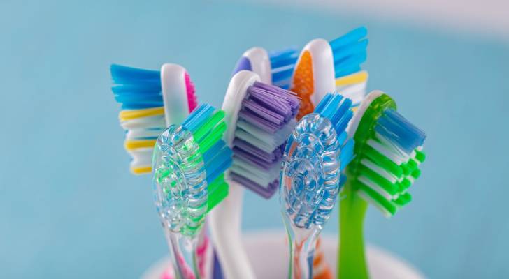 دراسة تعثر على غابة من الفيروسات في فرشاة الأسنان ورأس الدش