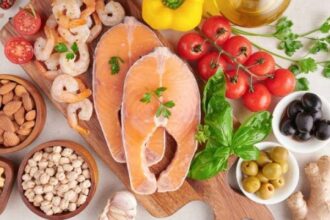 كل ما تحتاج معرفته عن فيتامين B12: مصادره، أعراض نقصه، والفئات الأكثر عرضة له