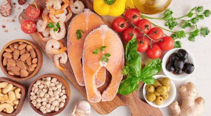 كل ما تحتاج معرفته عن فيتامين B12: مصادره، أعراض نقصه، والفئات الأكثر عرضة له