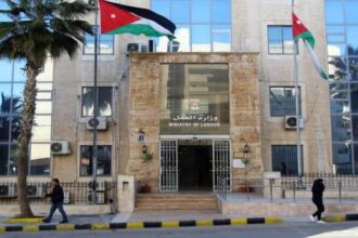 وزارة العمل توضح حول عدم تشغيل أردنيين في مول تجاري بالكرك