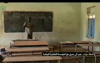 معلم سوداني يلقي محاضرة لمقاعد فارغة من الطلاب!
