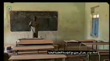 معلم سوداني يلقي محاضرة لمقاعد فارغة من الطلاب!