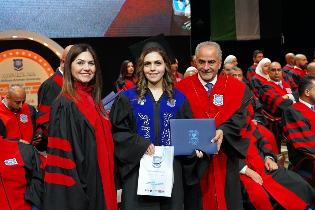 بالصور .. أ.د. حمدان يرعى حفل عمان الاهلية بتخريج طلبتها للفصل الصيفي
