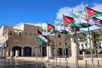 عاجل | موظفو أمانة عمان يعتصمون ضد فصل الرواتب عن المكافآت .. فيديو