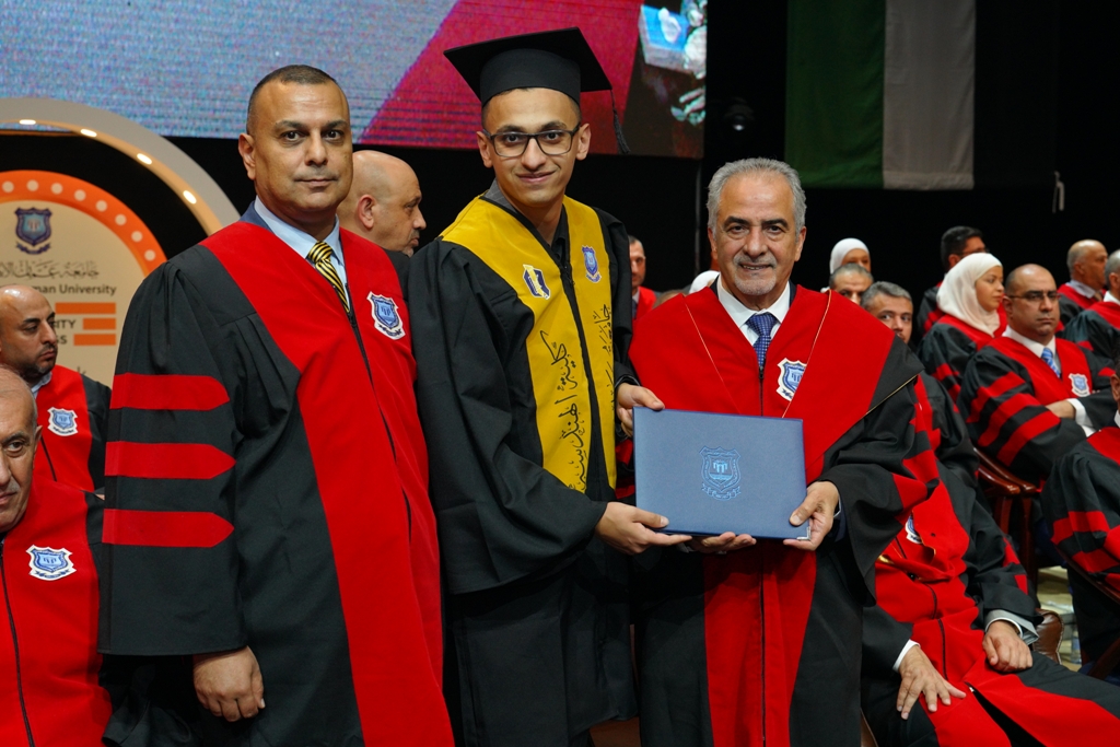 بالصور .. أ.د. حمدان يرعى حفل عمان الاهلية بتخريج طلبتها للفصل الصيفي