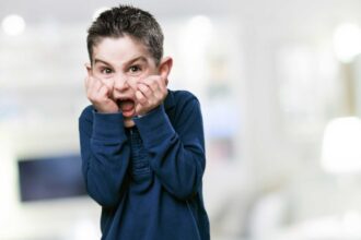 أعراض القلق المزمن عند الأطفال وكيفية التعامل معها