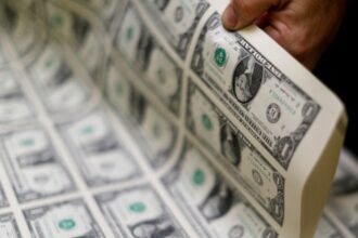 الدولار يحقق ارتفاعًا ملحوظًا لأعلى مستوى منذ أغسطس