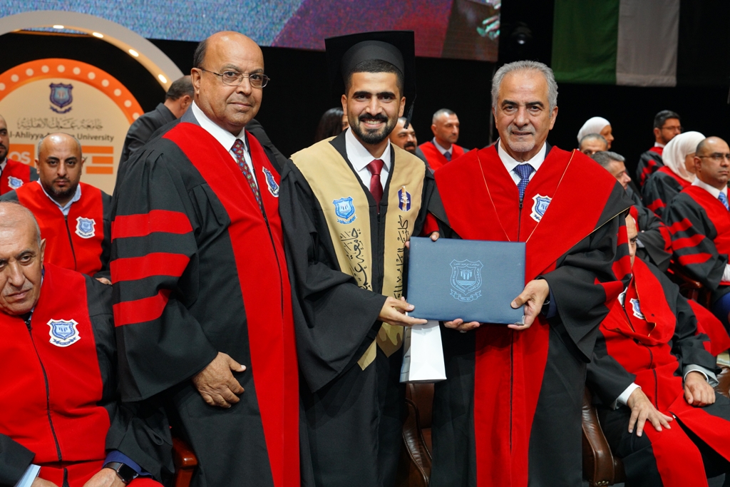 بالصور .. أ.د. حمدان يرعى حفل عمان الاهلية بتخريج طلبتها للفصل الصيفي
