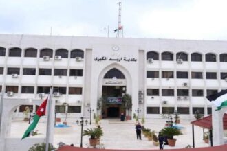 بلدية إربد تنذر 49 محلا تجاريا
