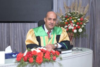 الخطيب يهنىء شقيقه يونس بشهادة الدكتوراه