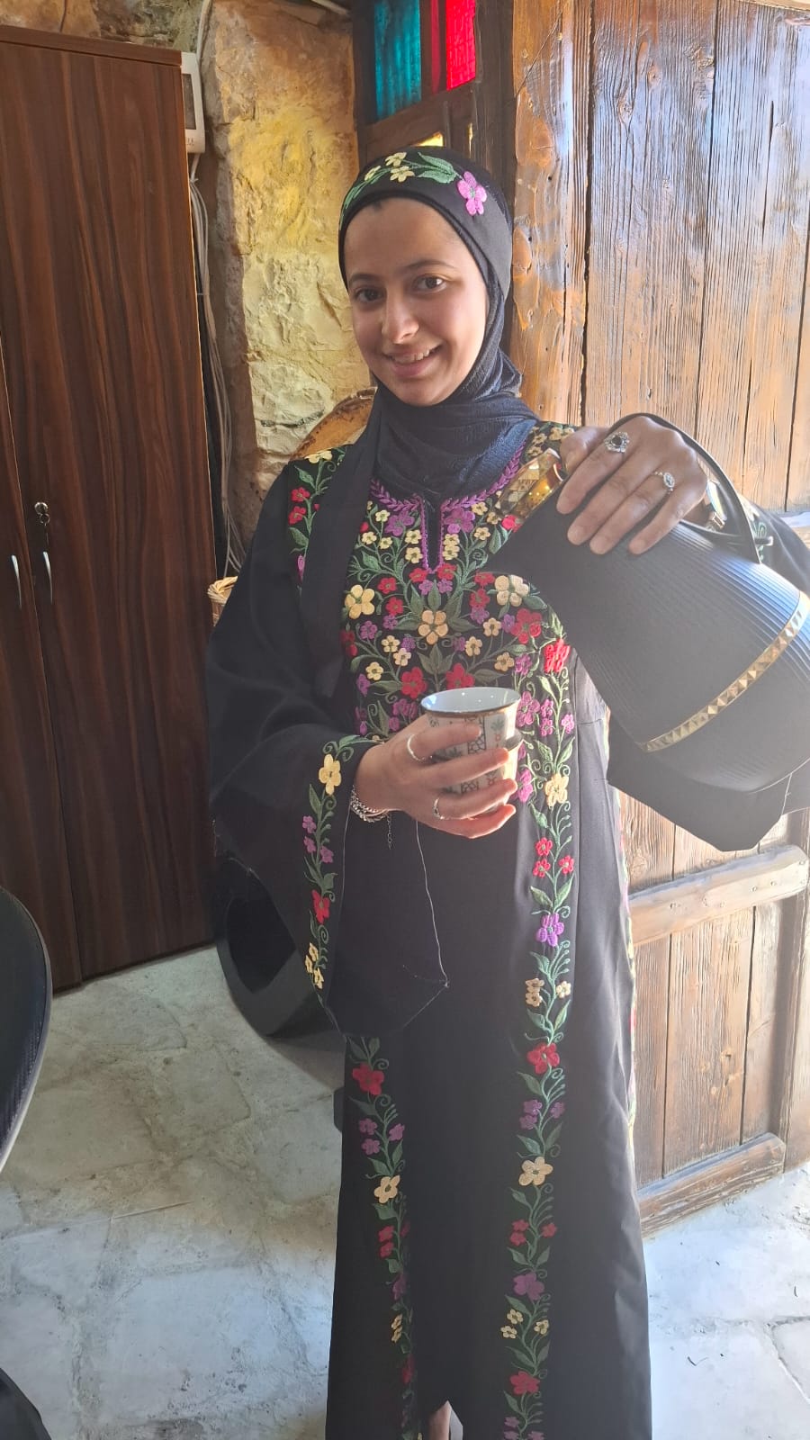الشيخة فاطمه الجعفري ابنة البيت تساهم بإعادة بناء البيت لجمعية أبناء جعفر 
