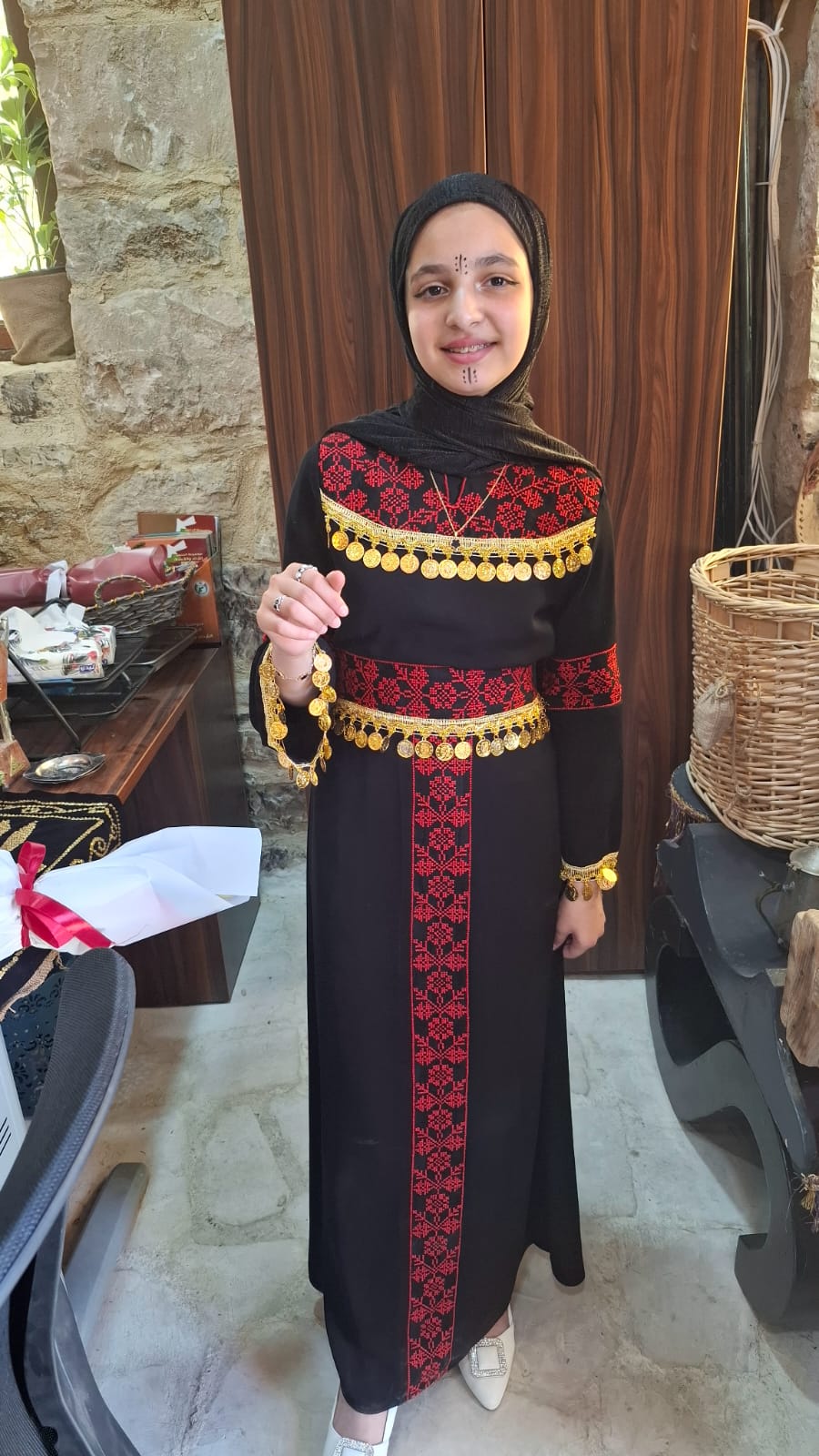 الشيخة فاطمه الجعفري ابنة البيت تساهم بإعادة بناء البيت لجمعية أبناء جعفر 