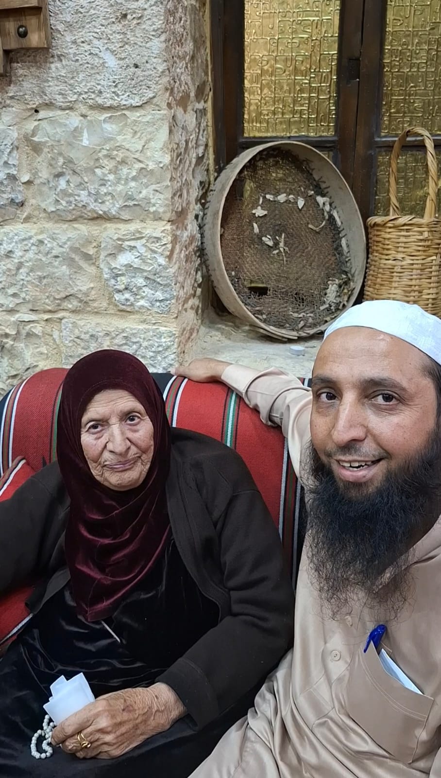 الشيخة فاطمه الجعفري ابنة البيت تساهم بإعادة بناء البيت لجمعية أبناء جعفر 