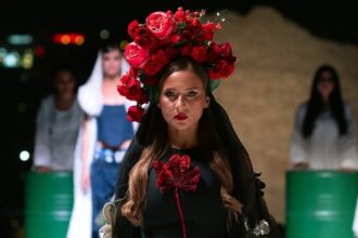 نيلي كريم بتاج الورد بالإطلالة الأخيرة في الرياض