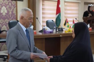 بالفيديو .. العيسوي يسلم 44 أسرة في الزرقاء منازلها الجديدة ضمن مبادرة مساكن الأسر العفيفة