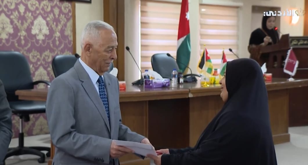 بالفيديو .. العيسوي يسلم 44 أسرة في الزرقاء منازلها الجديدة ضمن مبادرة مساكن الأسر العفيفة