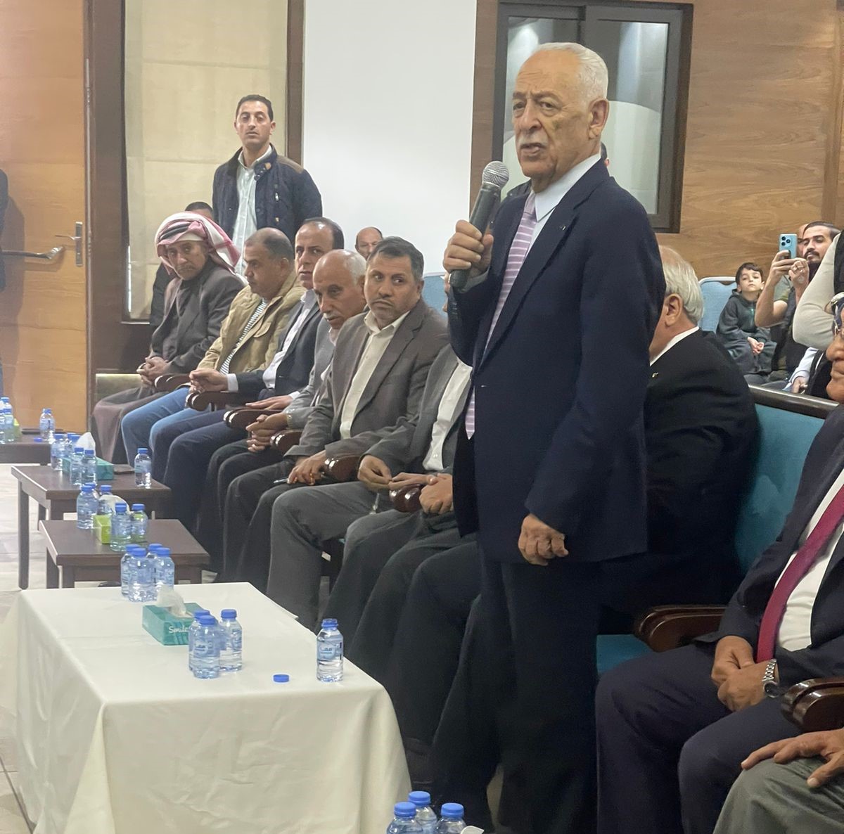 صورة حول : مندوبا عن الملك وولي العهد .. العيسوي يعزي عشيرة النصيرات مندوبا عن الملك وولي العهد .. العيسوي يعزي عشيرة النصيرات