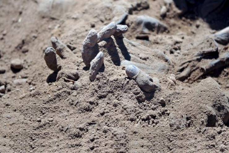 مصري يستخرج الجثث في احدى المقابر