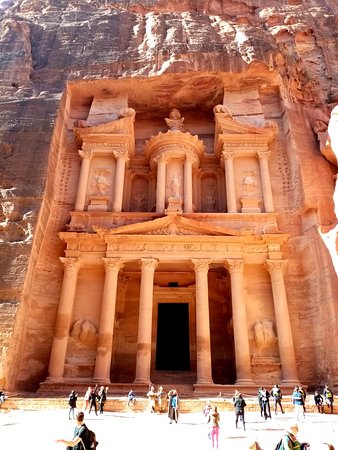 اكتشاف مقبرة قديمة في البتراء