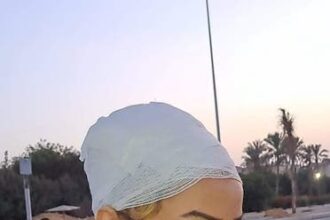 صادم في مصر: زوج يحلق شعر زوجته أمام المارة