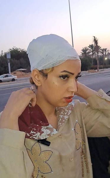 صادم في مصر: زوج يحلق شعر زوجته أمام المارة