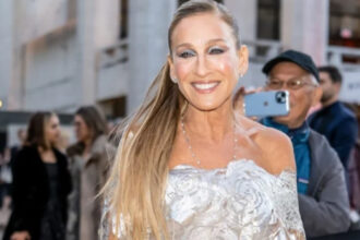 سارة جيسيكا باركر تتألق في حفل أزياء الخريف بمظهر يشبه أميرة الثلج