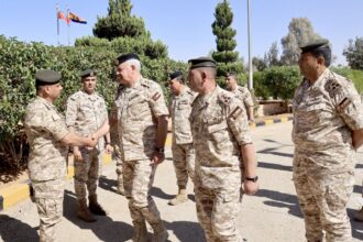 رئيس هيئة الأركان المشتركة يزور قيادة مشاغل الحسين الرئيسية