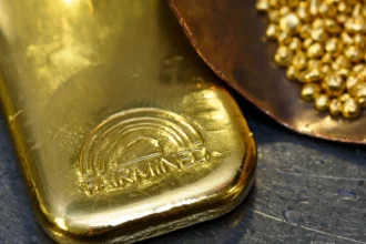 الذهب عالميا يلامس قمة جديدة والفضة عند أعلى مستوى في 12 عاما