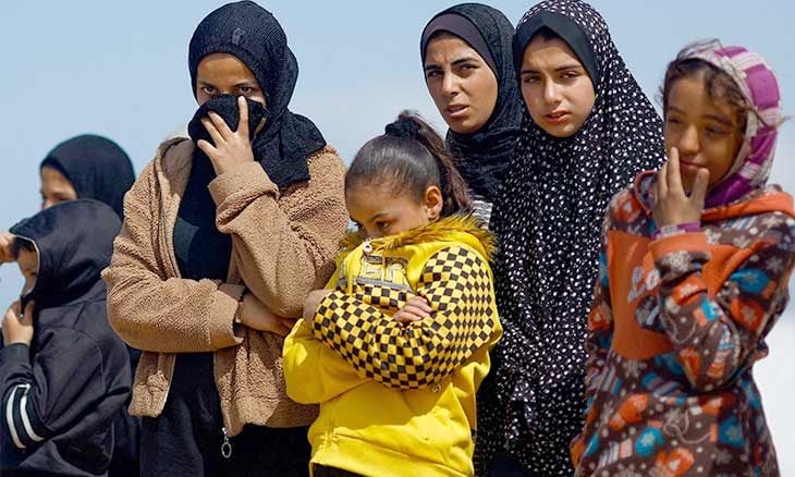 قوات الاحتلال الإسرائيلي تجمع النساء والأطفال في حفرة شمال غزة
