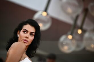 جورجينا تكشف عن معاناتها مع التهاب رئوي بعد إقامتها في المستشفى.