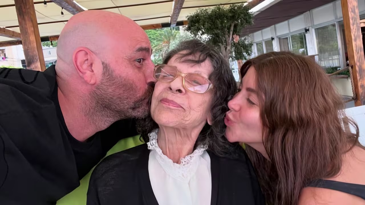 تفاعل واسع على صورة للفنانة سامية الجزائري مع زملائها