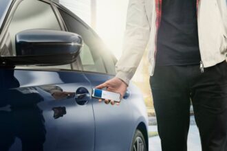 آبل تطلق ميزة جديدة لإضافة مفاتيح السيارات إلى تطبيق محفظة آبل