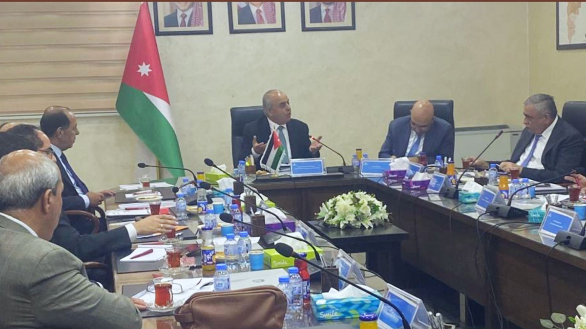 وزير التعليم العالي يبحث تطوير الخطط الدراسية