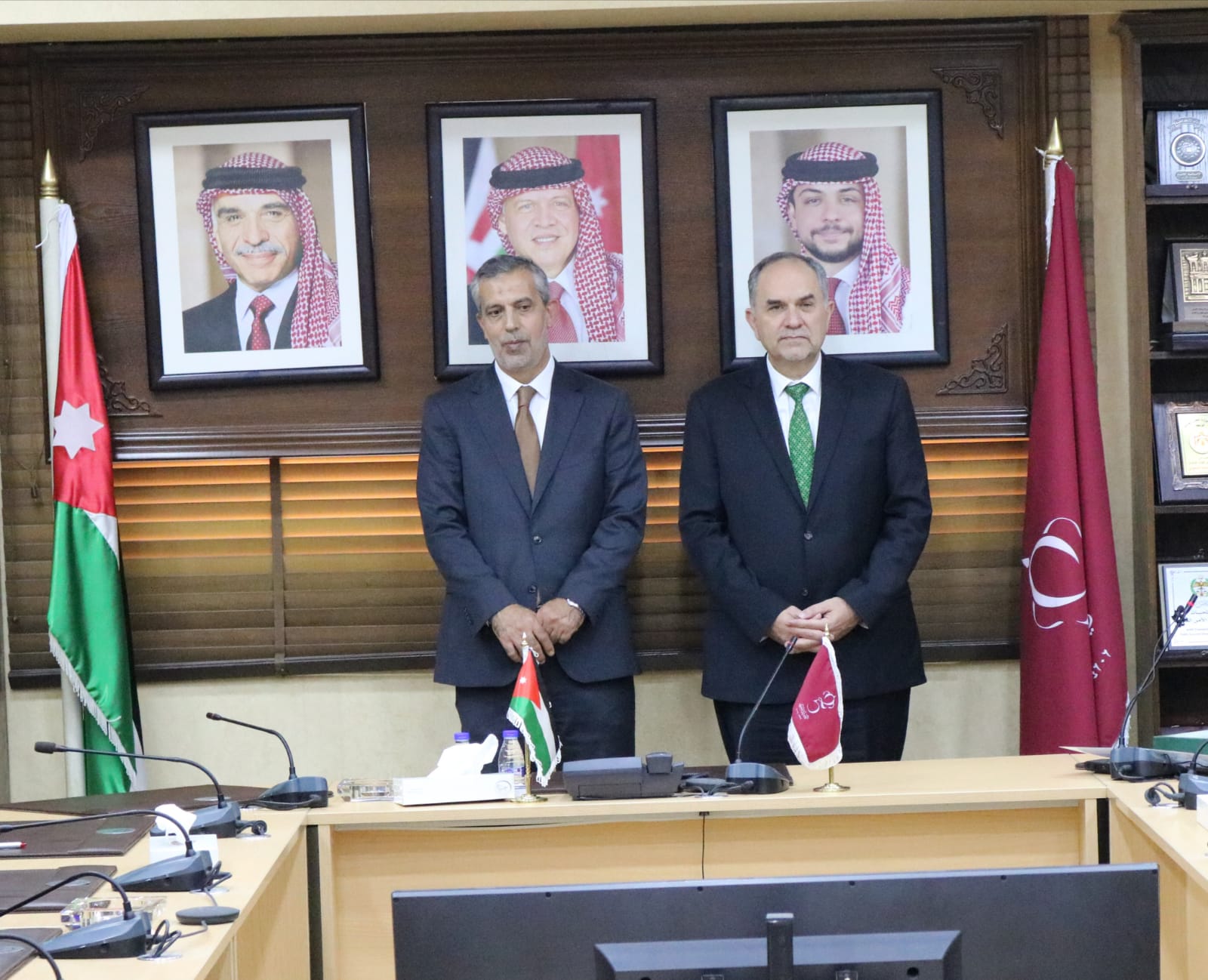 صورة حول : (٨٠) محاميا يؤدون اليمين القانونية أمام وزير العدل (٨٠) محاميا يؤدون اليمين القانونية أمام وزير العدل